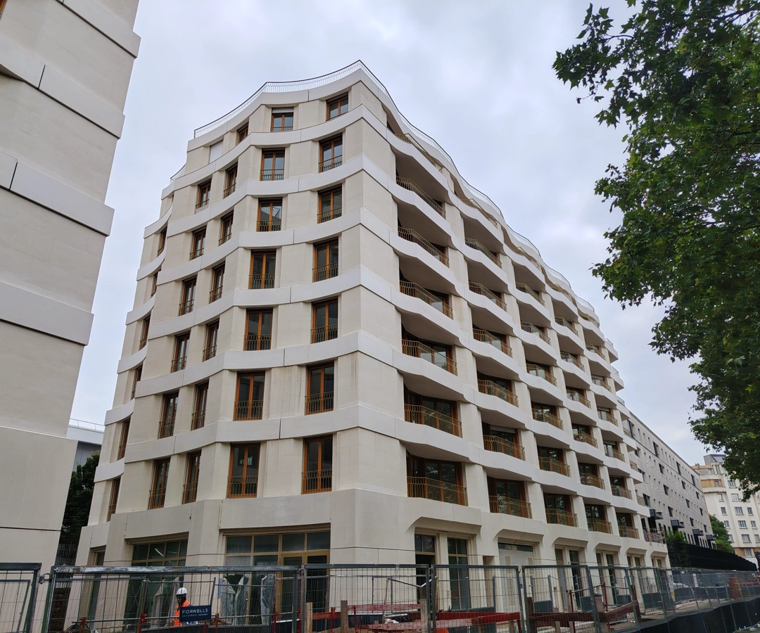 Facade en pierre d'un habitat collectif à Paris
